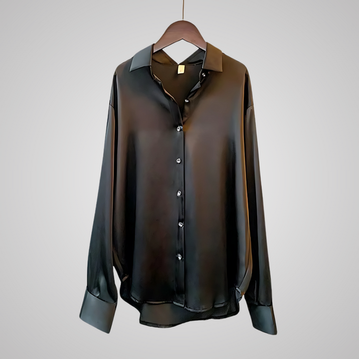 Enkel og elegant kvinnebluse i tidløst design. Ideell for en stilfull look, fra kontor til fest.