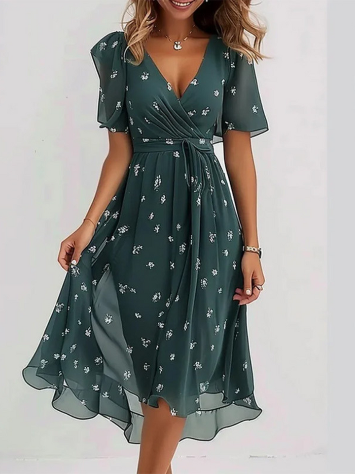 Komfortabel sommerkjole for damer med elegant magetrekk. Ideell for avslappede dager og trendy sommermote.