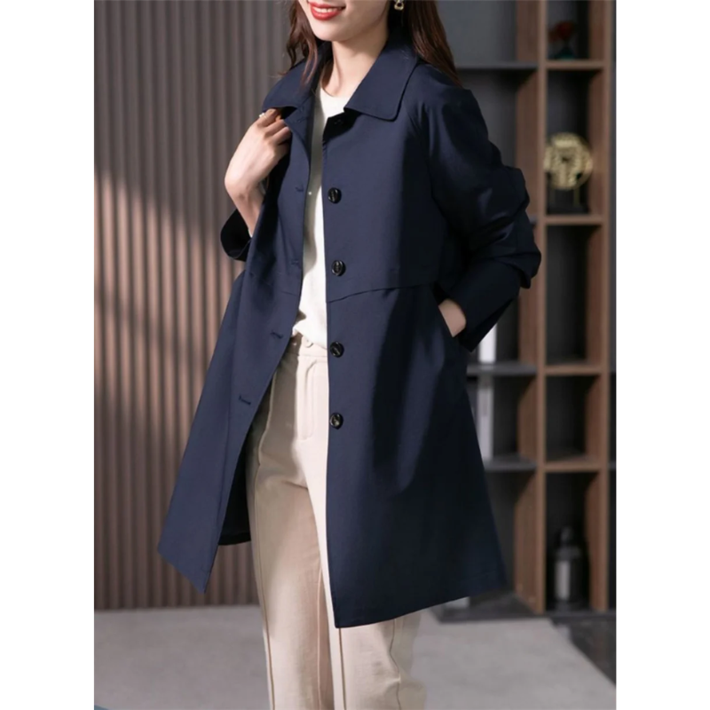 Kvinners mellomlang trenchcoat i svart, klassisk stil. Ideell som elegant hverdags ytterplagg.