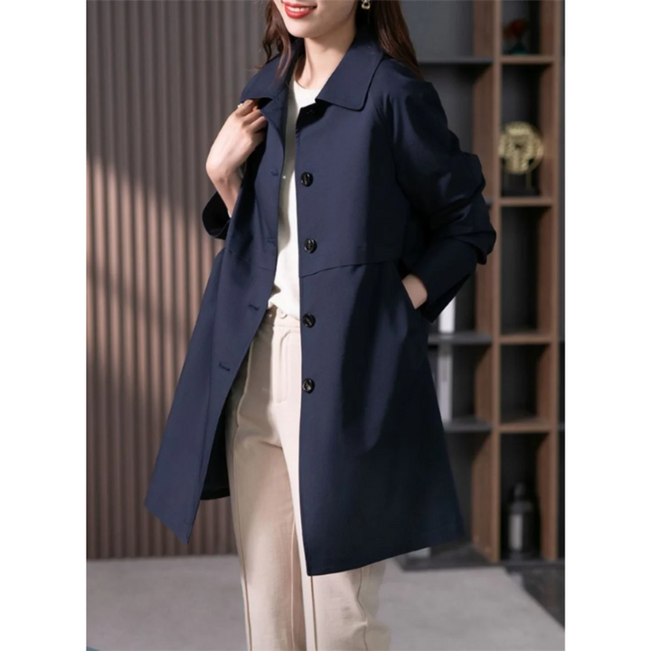 Kvinners mellomlang trenchcoat i svart, klassisk stil. Ideell som elegant hverdags ytterplagg.