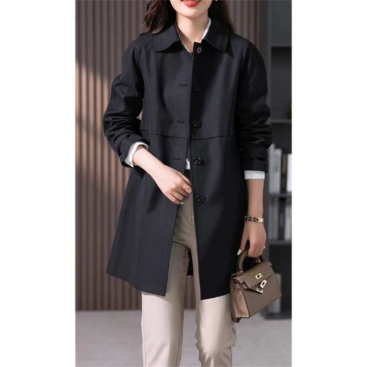 Tidløs kvinners trenchcoat for vår og høst. Elegant og uformell overgangsjakke i mørkeblå.