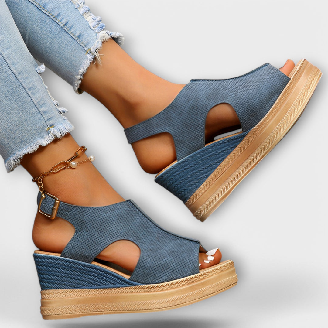 Blå kvinnesandaler med fleksibel såle og stilrent design. Optimal komfort for sommer og hverdagsbruk.