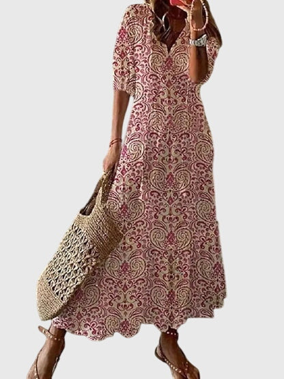Vakker kvinners sommerkjole i boho vintage design, med elegant V-hals og delikat blomstermønster. Midikjole.
