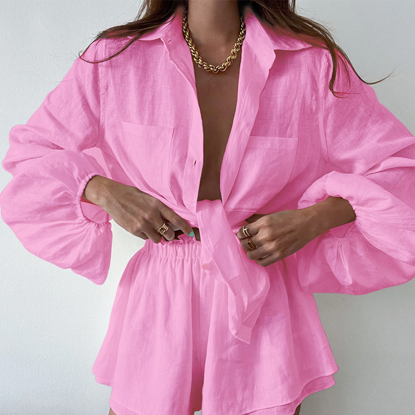 Stilrent dame sett med bluse og shorts. Elegant sommer mote for kvinneklær, perfekt til festlig anledning.