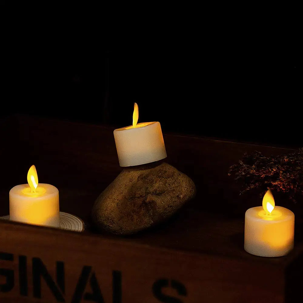 Sett med hvite LED tealight lys med bevegelig flamme, flott for borddekorasjon og bryllupspynt.