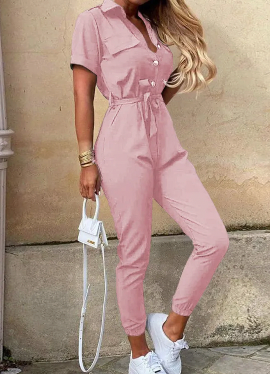 Moderne kvinne jumpsuit, perfekt for fest og komfort, stilig design for en trendy look.