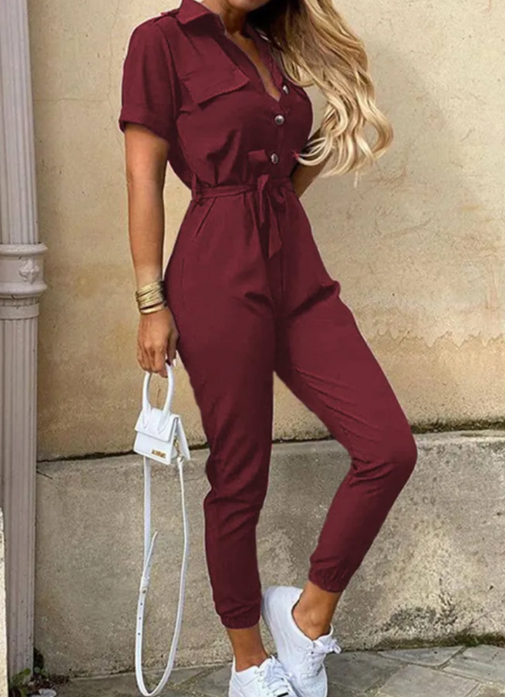 Fargerik og stilren damejumpsuit, kombinerer komfort med eleganse for enhver fest.