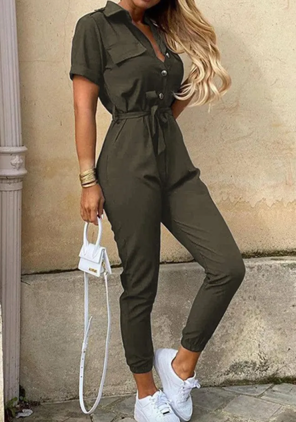 Komfortabel og elegant festjumpsuit for kvinner, med pustende stoff og stilig design.