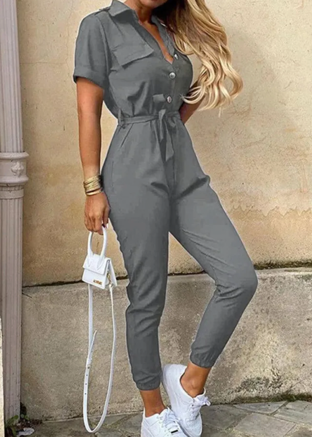 Damejumpsuit med vide ben, allsidig festantrekk, perfekt for cocktail og kveldsselskaper.