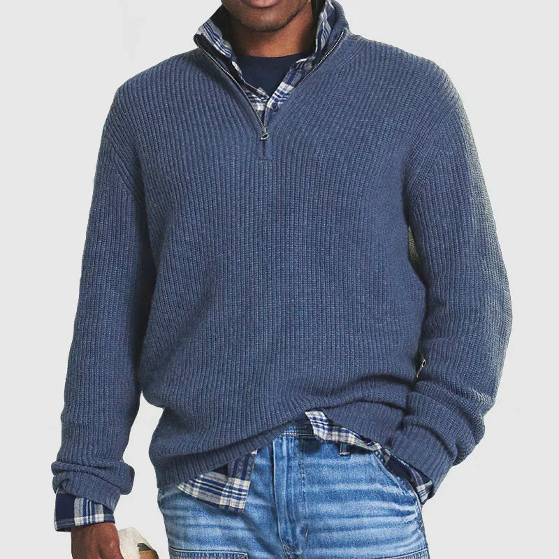 Nærbilde av en menns ull halv-zip genser, viser den myke ullteksturen og glidelåsdetaljen.