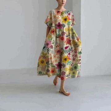 Komfortabel damekjole i avslappet stil, med blomstret mønster og rund hals. Polyesterstoff for varme dager.