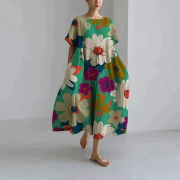 Elegant og løstsittende sommerkjole til dame. Trendy blomstret design, korte ermer og rund hals for god komfort.