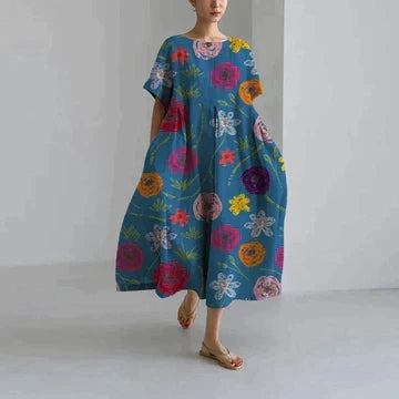 Dame sommerkjole med blomster. Rund hals, korte ermer. Perfekt hverdagskjole i polyester for avslappede dager.