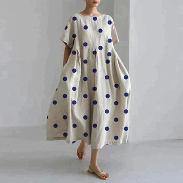Modell i løstsittende blomstret sommerkjole. Rund hals, korte ermer, komfortabel polyester for dame. Moteinspirert.