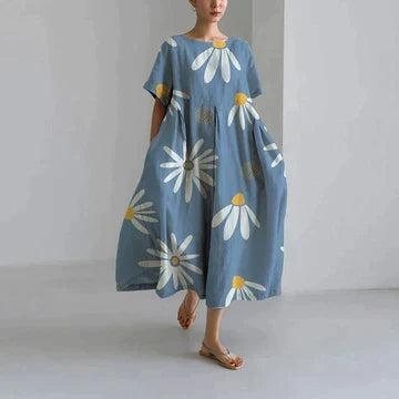 Bakside av damekjole med løs passform og rund hals. Komfortabel polyester, perfekt som blomstret sommerkjole.