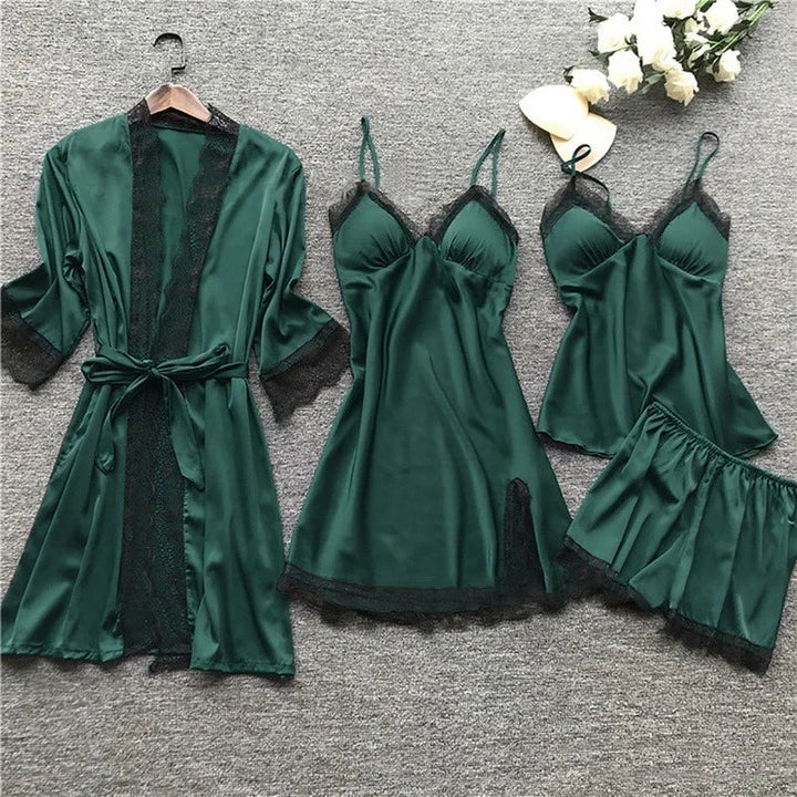 Fint sateng pyjamassett for damer. Et komfortabelt og elegant 4-delt sett, perfekt som luksuriøst nattøy.