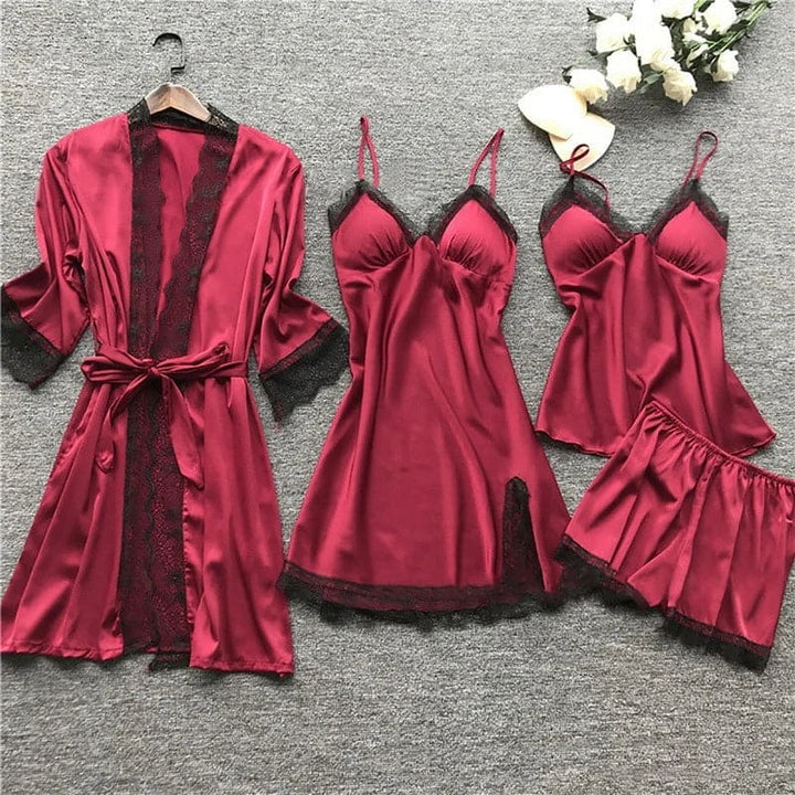 Modell iført elegant todelt kvinnepyjamas med blonder, perfekt for sove og hjemmekos.