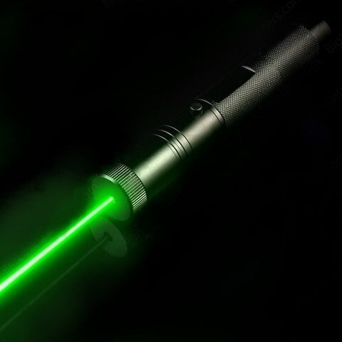 Grønn laserpeker med lang rekkevidde og justerbar fokus. Perfekt for stjernekikking og fjernkontroll.