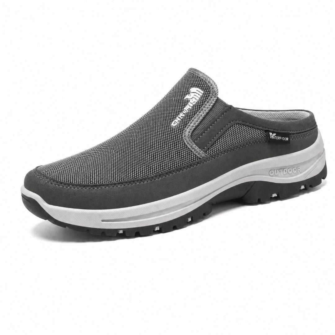 Mann som går med komfortable, lettvekt slip-on fritidssko i hverdagsbruk. Ideell for casual antrekk.
