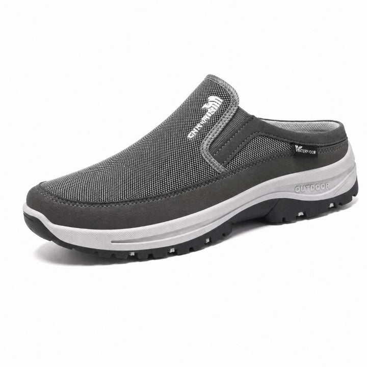 Mann som går med komfortable, lettvekt slip-on fritidssko i hverdagsbruk. Ideell for casual antrekk.