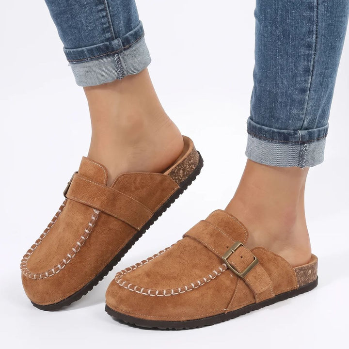 Komfortable sandbrune dame-loafers med fleksibel såle og støtdemping, perfekt for fritid.