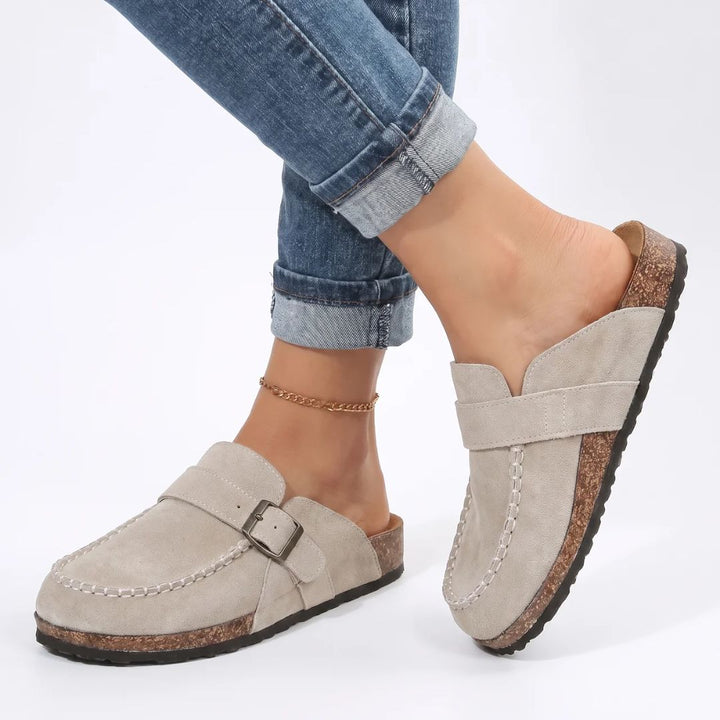 Stilige beige dame-loafers med sklisikker og støtdempende såle, en allsidig og komfortabel sko.