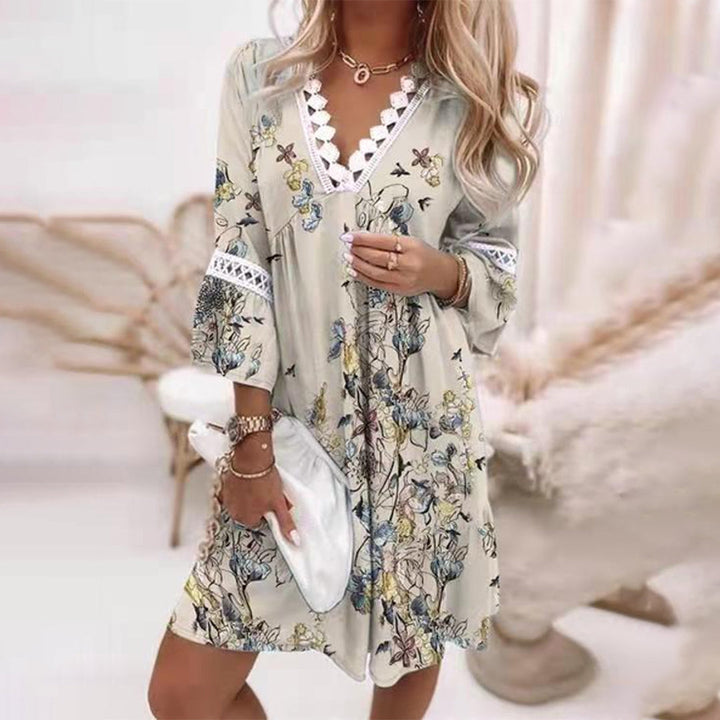 Modell iført fargerik knelang boho sommerkjole med heklet V-hals. Elegant og løs passform.
