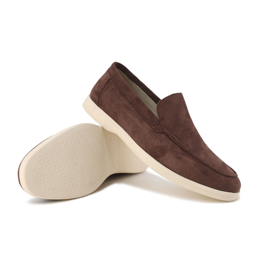 Mørke slip-on loafers for menn, allsidige og komfortable. Kombinerer stil med funksjonalitet.