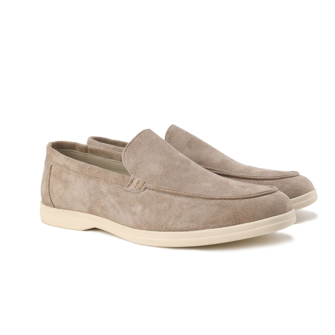 Profilbilde av komfortable slip-on herreloafers, klar for vår og hverdagsbruk.