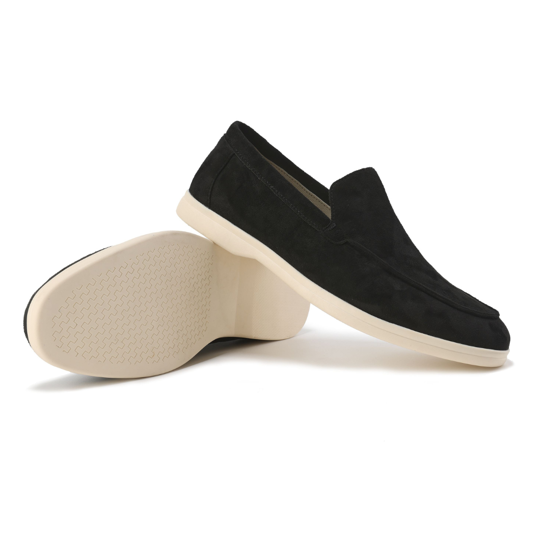 Mann går i komfortable slip-on loafers, ideelle for vårvandringer. Lette og behagelige sko.