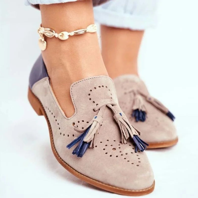 Elegante tofargede loafers for damer med stilige dusker, perfekt som kontorsko eller fritidssko.