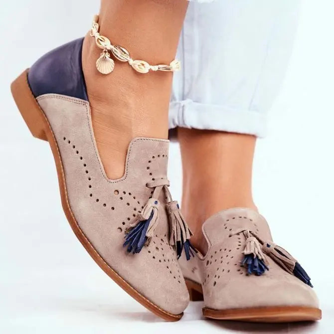 Nærbilde av elegante tofargede damesko loafers med detaljerte dusker, perfekte komfortsko.