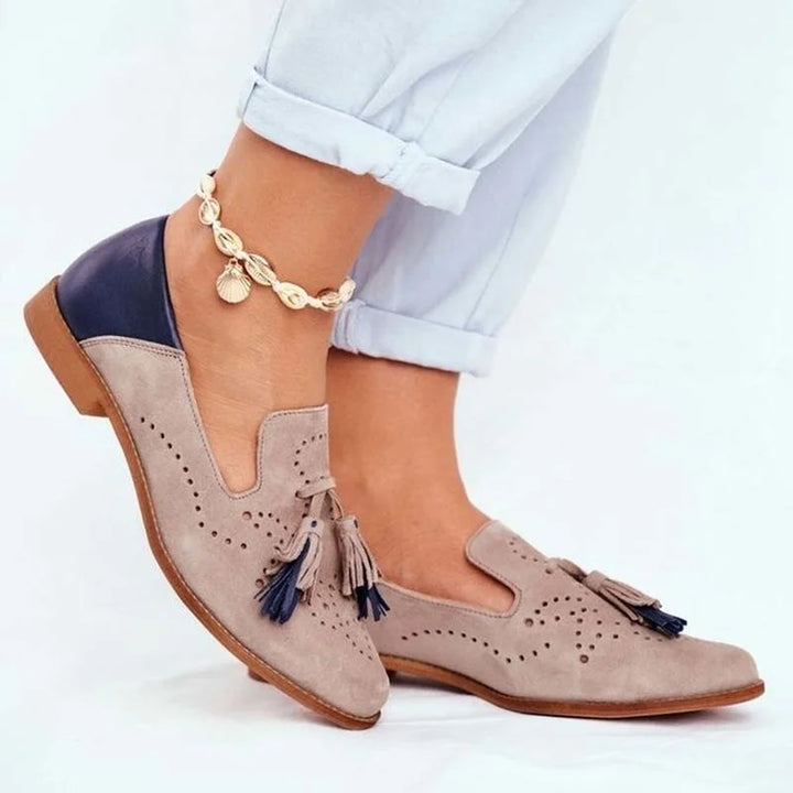 Komfortable khakifargede flate damesko, elegante loafers med dusker for vår og fritid.