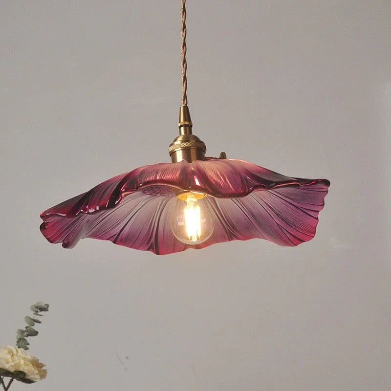 Elegant glasslampe i lotusdesign. Skaper mykt stemningslys; ideell belysning for soverom og stue.