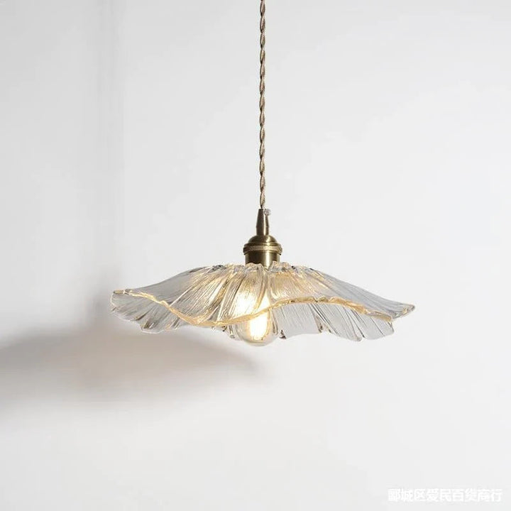 Beige retro glasslampe med lotusdesign. Stilfull belysning som interiørdekor for stue eller soverom.