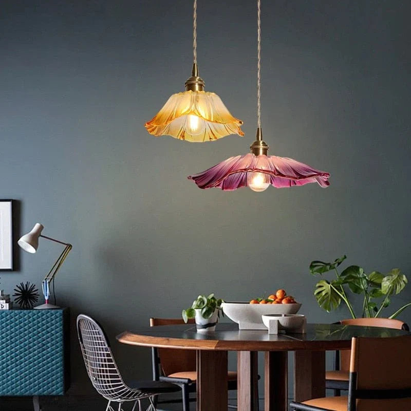 Nærbilde av lilla lotusglasslampe med delikat glassdesign. Ideell for myk, stemningsfull belysning i hjemmet.