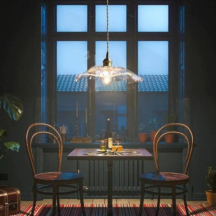Vakker lotuslampe i glass, skaper stemningsfull belysning. Flott interiørdekor for moderne hjem, stue eller soverom.