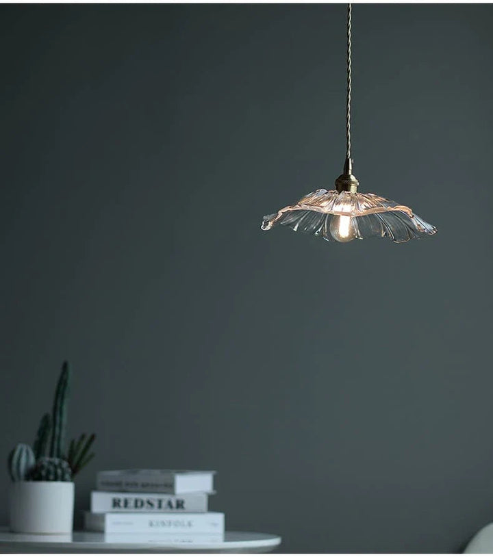 Retro glasslampe med lotusdesign, avgir varmt stemningslys. Perfekt belysning og interiørdekor til soverommet.