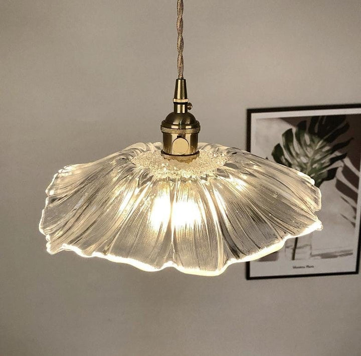 Håndlaget glasslampe med særegen lotusform. Gir elegant stemningslys, perfekt interiørdekor for ethvert rom.