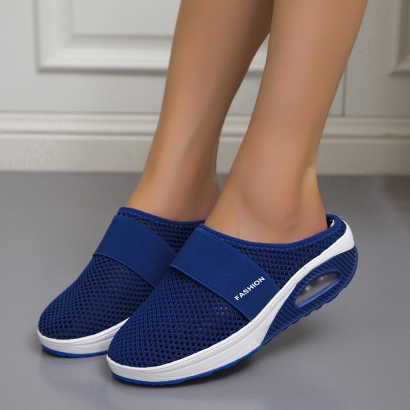 Stilrene slip-on sommersko for kvinner; lett design og luftpute for suveren komfort.