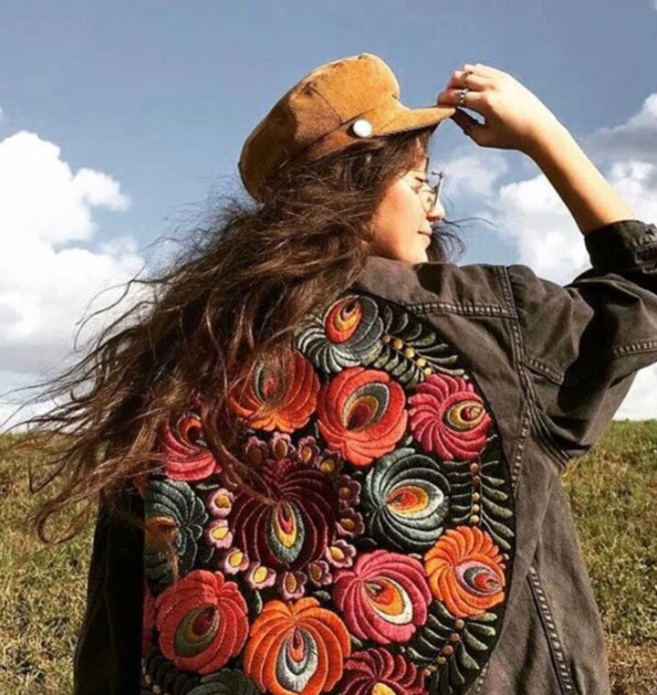 Trendy damejakke i denim med vakkert grønt blomstertrykk på grå bunn. Ideell som yttertøy om våren.