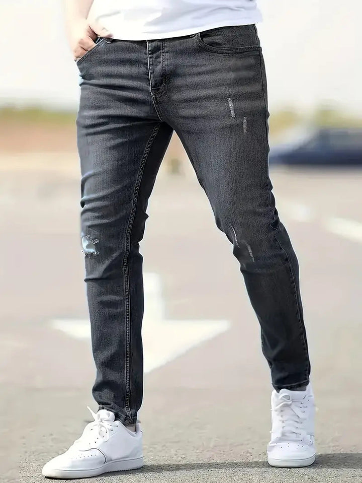 Trendy herre jeans med slitte detaljer, perfekt for en casual stil.