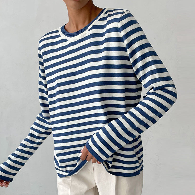 Modell iført elegant, stripete damegenser med rund hals, ideell for både hverdag og mer formelle anledninger. Klassisk.