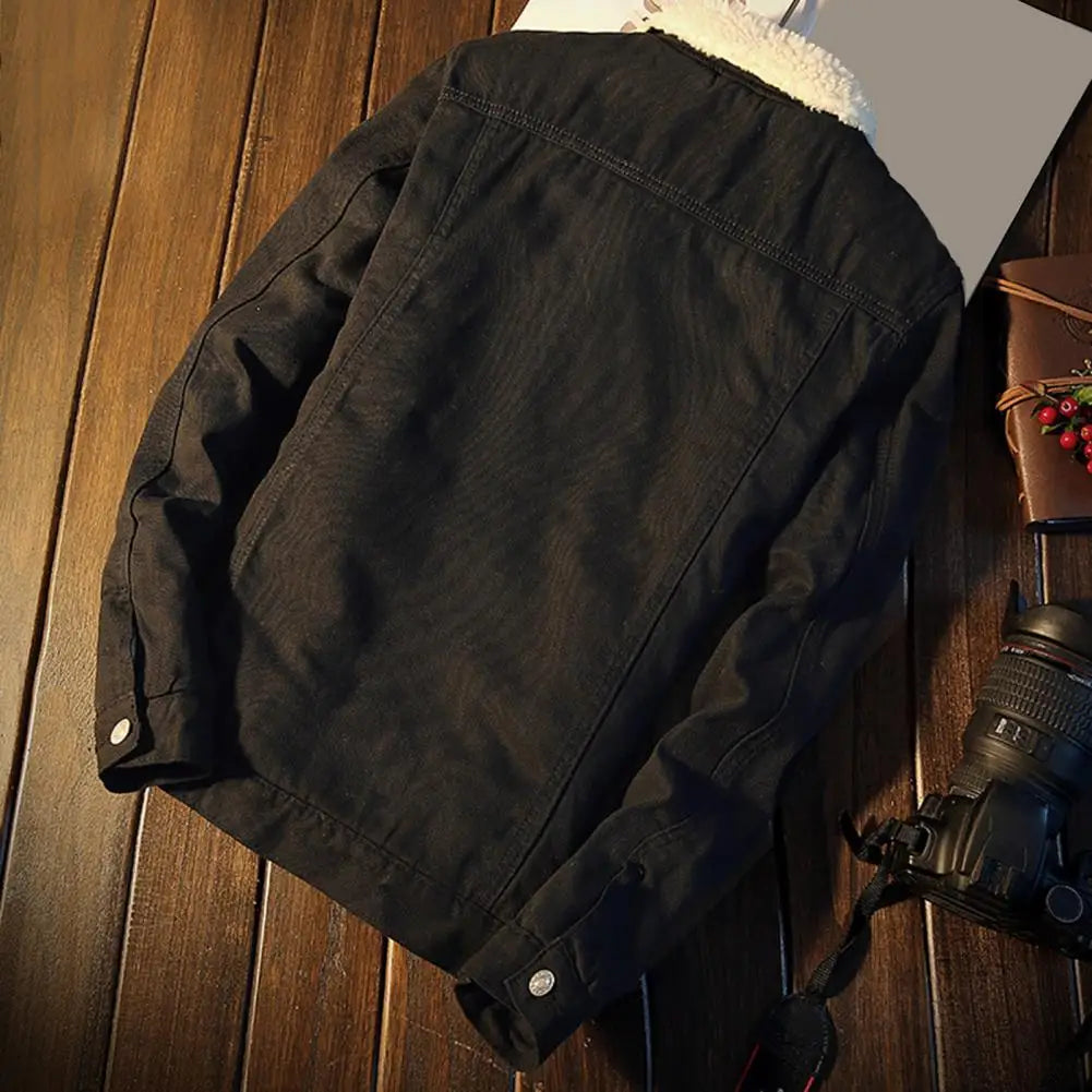 Bakside av herre denimfleece jakke med klassisk snitt. Kombinerer robust denim med varmt fleecefôr.
