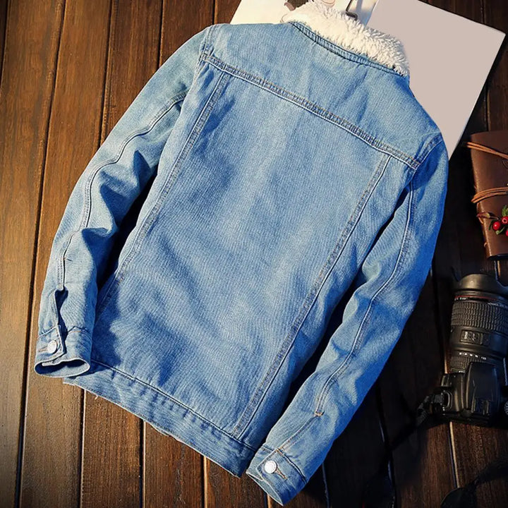 Mann i stilig denimfleece frakk, perfekt for høst og vinter. Casual look, gir varme og komfort.