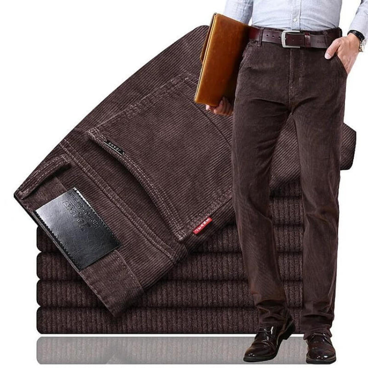 Mann iført mørkeblå cordfløyel jeans med klassisk stil. Komfortable, tidløse hverdagsjeans for herre.