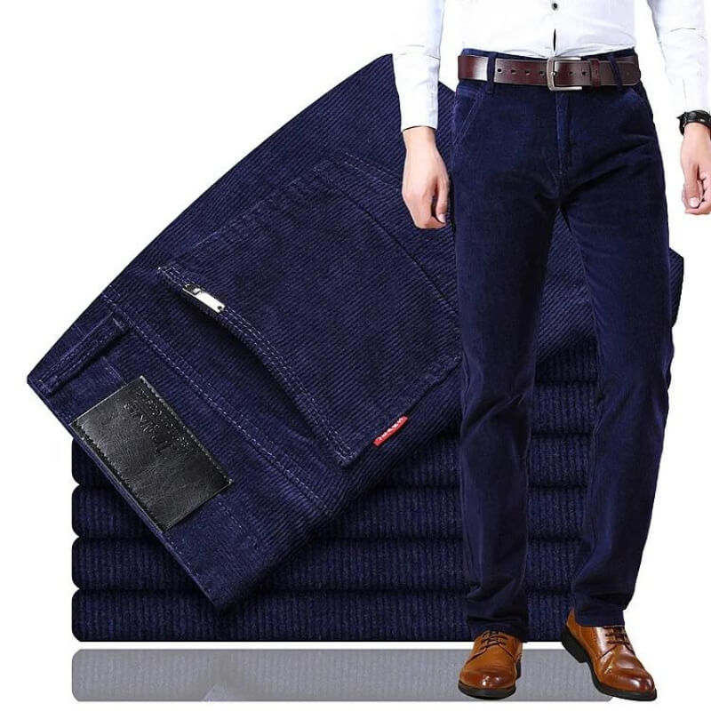 Bakside av mørkeblå cordfløyel jeans for herre, med klassiske lommer. Komfortabel og robust allround bukse.