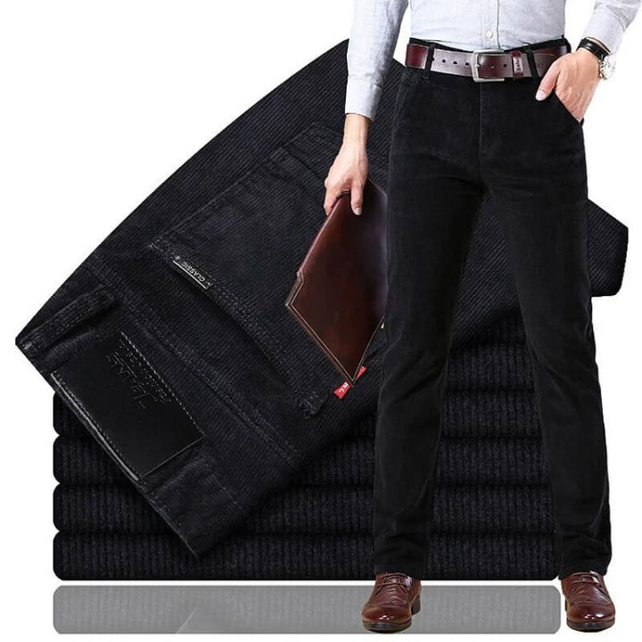 Brettede mørkeblå cordfløyel jeans. Klassiske herrejeans med tidløs stil og komfort, perfekt for hverdagen.