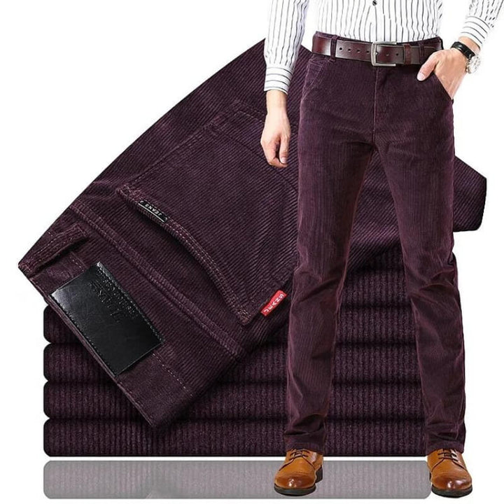 Detalj av knapp og glidelås på mørkeblå cordfløyel jeans for herre. Robust og stilig mid-rise herrejeans.