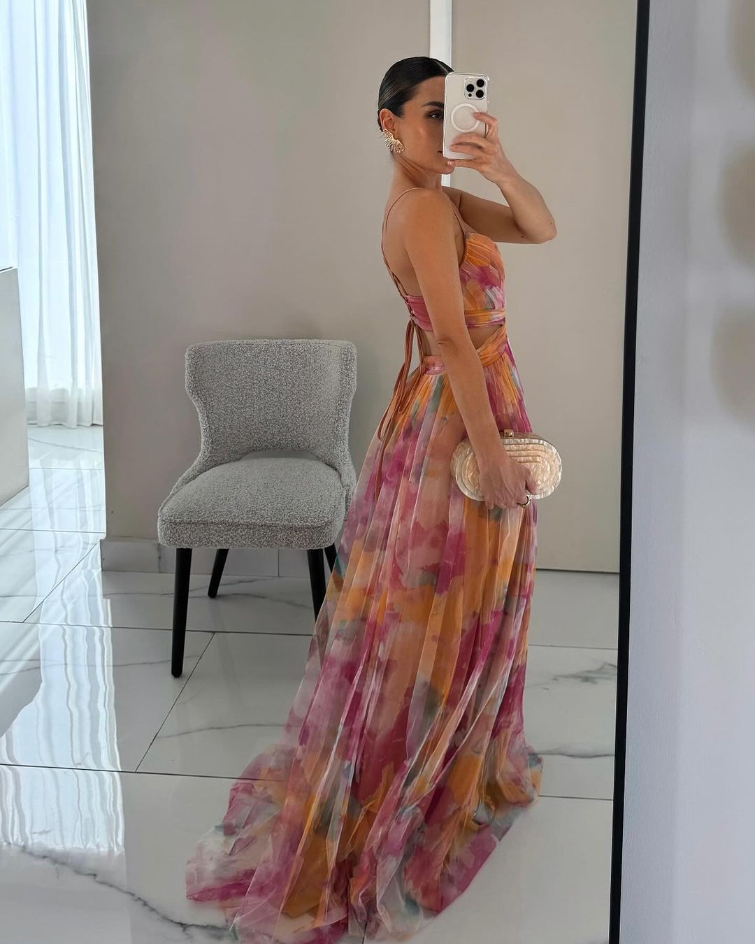 Stilfull dame maxikjole for spesielle anledninger. Akvarelltrykk, elegant krysset design. Lang sommer- og vårkjole.
